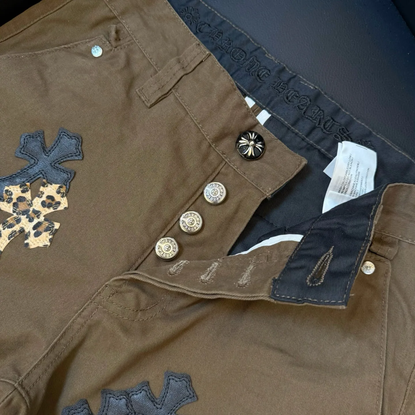 P280 model number: D336 Chrome Hearts CH Chrome Hearts brown leopard print leather jeans exude uninhibited personality and unique charm. Every wear and tear is carefully designed to present a unique artistic feel. Imported denim fabric is selected, and after ultra-heavy industrial washing and destruction treatment, the trousers show a super cool effect on the upper body. This is not only a pair of jeans, but also an expression of attitude. With its unique design concept and ultimate pursuit of details, Croxin breaks traditional boundaries and defines the jeans trend in the new era. The trousers are made of double-layer woven fabric and matched with customized hardware, showing an incomparably beautiful and unique style, making every wearer the focus of fashion. Imported denim fabric, super heavy-duty washed and damaged, the upper body is super cool! Customized hardware, incomparably good-looking model. The production process is difficult. It has a high-street feel. Color: Brown Size: S M L
